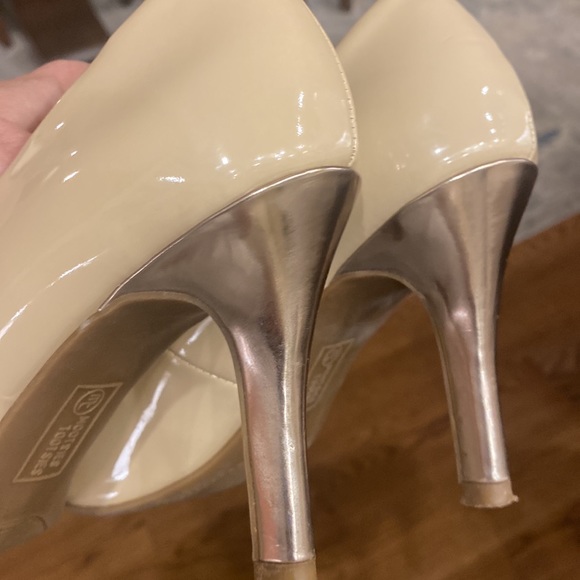 Mootsie tootsie, moabrey. Beige and gold pump. Size 7 1/2. - Picture 6 of 11